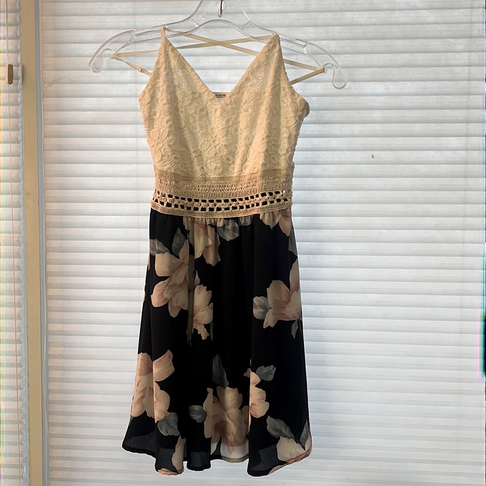 Cute party dress floral and white lace.